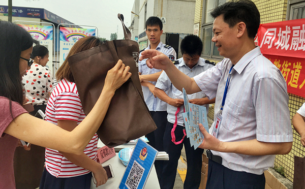 工作人員給員工發(fā)放宣傳冊(cè)