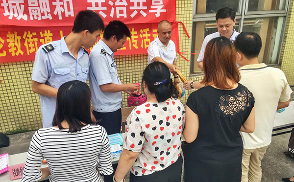 唐總親自給員工發(fā)禮品